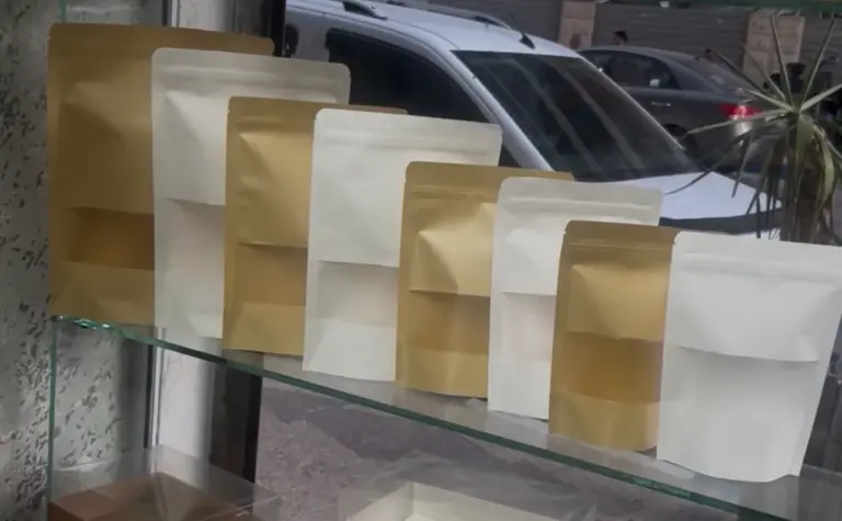 اكياس ورقية عازل للبلل مع سحاب محكم الاغلاق