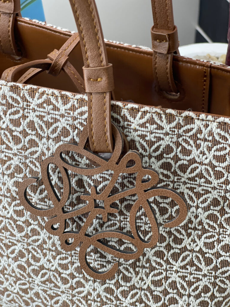 شنطة من Loewe قاعدة 23 سم مع بوكس - لون بيج