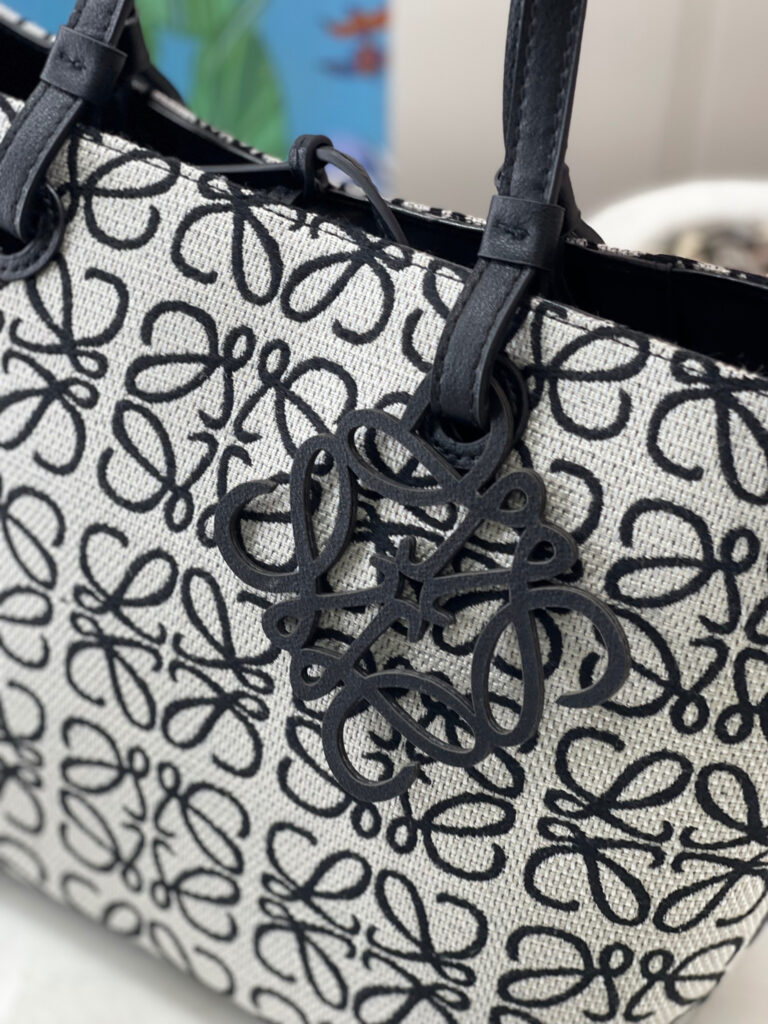 شنطة من Loewe قاعدة 23 سم مع بوكس - لون سكني