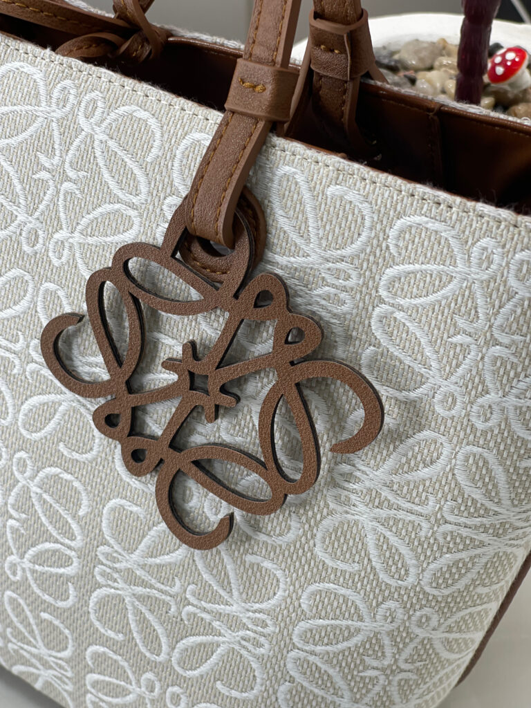 شنطة من Loewe قاعدة 23 سم مع بوكس - لون اوف وايت