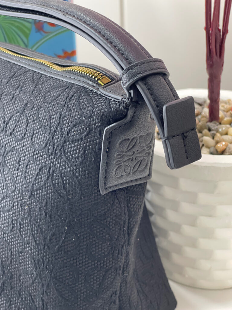 شنطة من Loewe قاعدة 22 سم مع بوكس - لون اسود