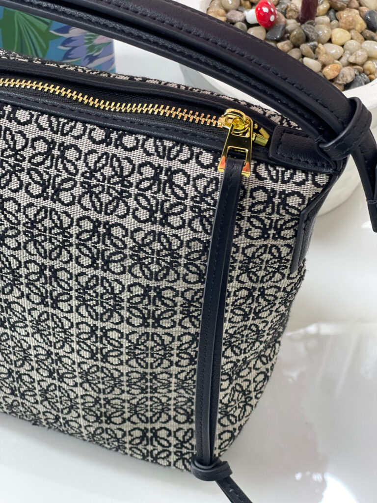 شنطة من Loewe قاعدة 22 سم مع بوكس - لون سكني