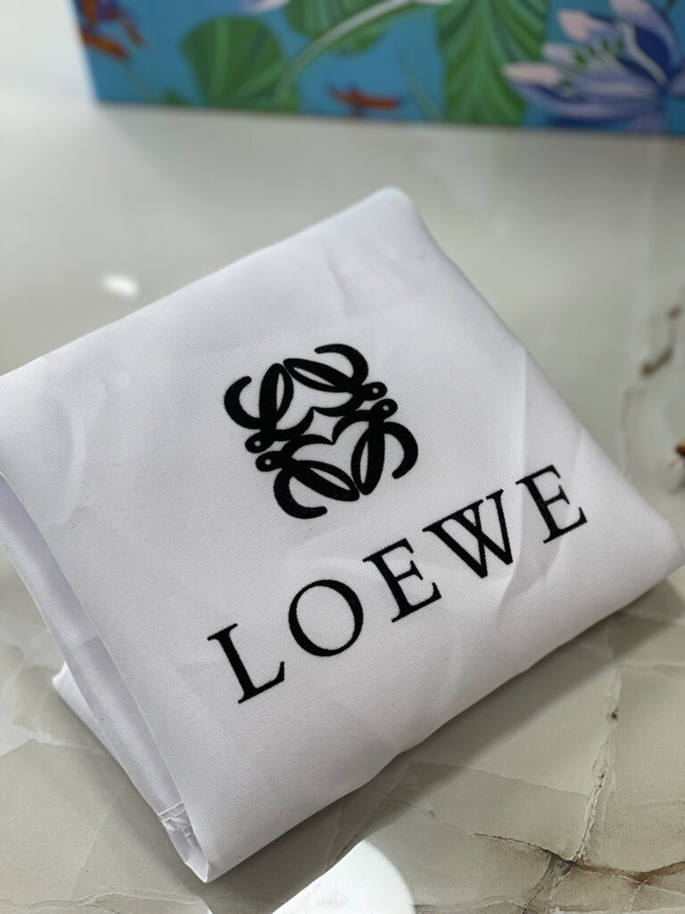 شنطة من Loewe قاعدة 22 سم مع بوكس - لون بيج