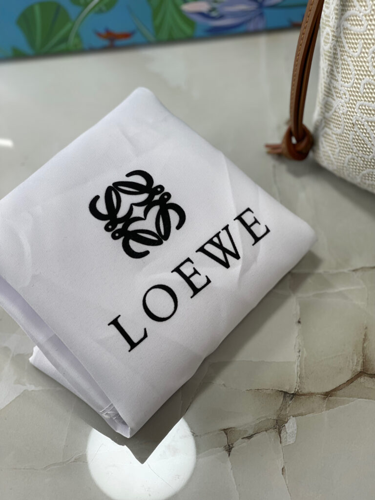 شنطة من Loewe قاعدة 22 سم مع بوكس - لون اوف وايت