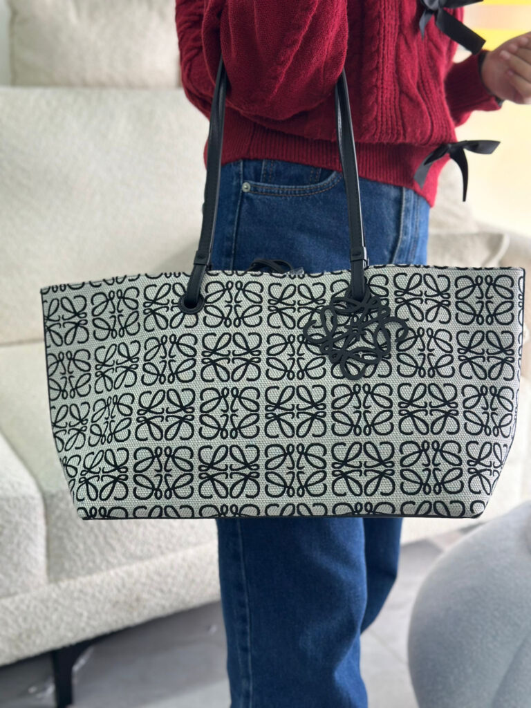 شنطة من Loewe حجم كبير