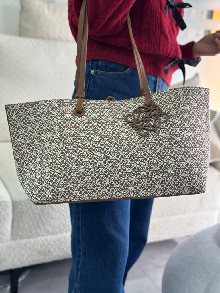 شنطة من Loewe حجم كبير