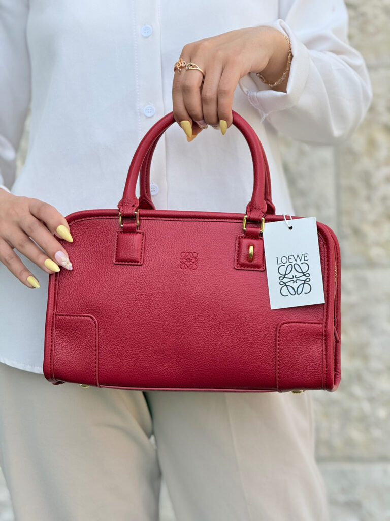 شنطة من LOEWE حجم وسط