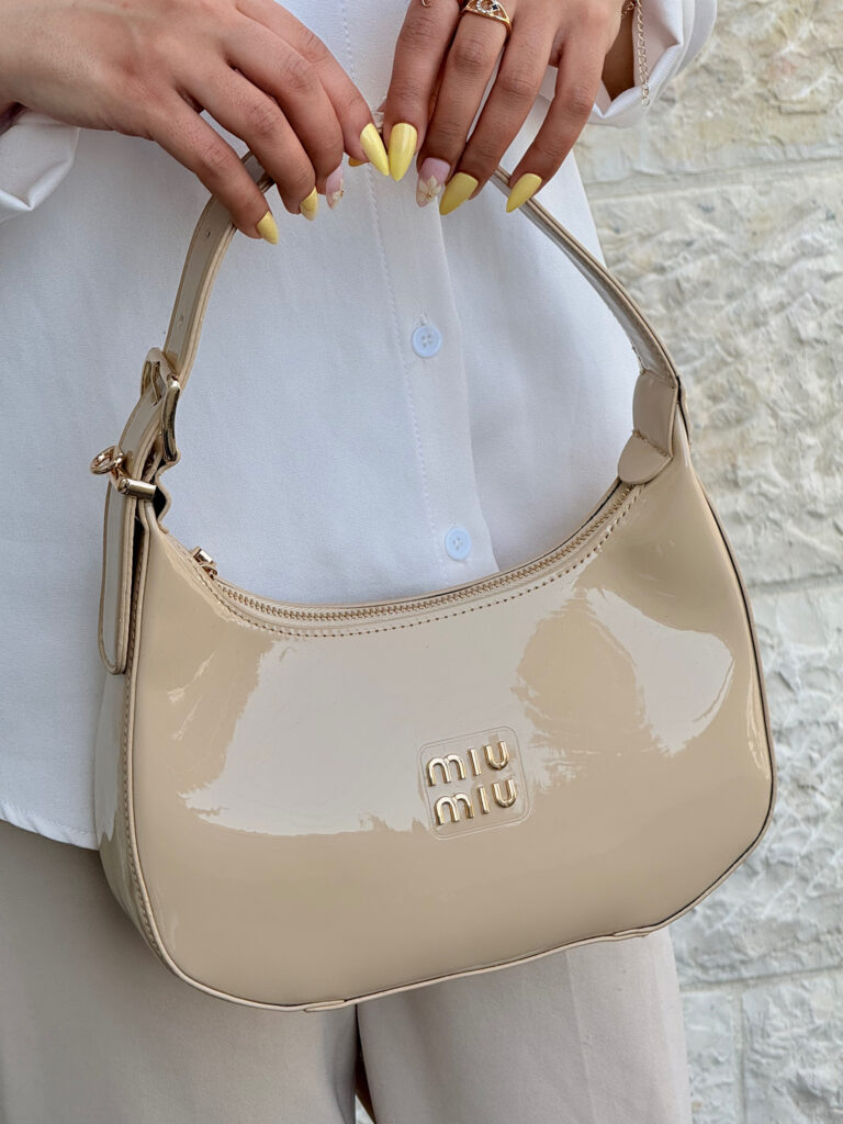 شنطة من ميو ميو حجم وسط