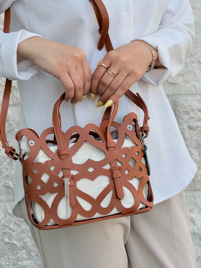 شنطة من LOEWE مع بوكس