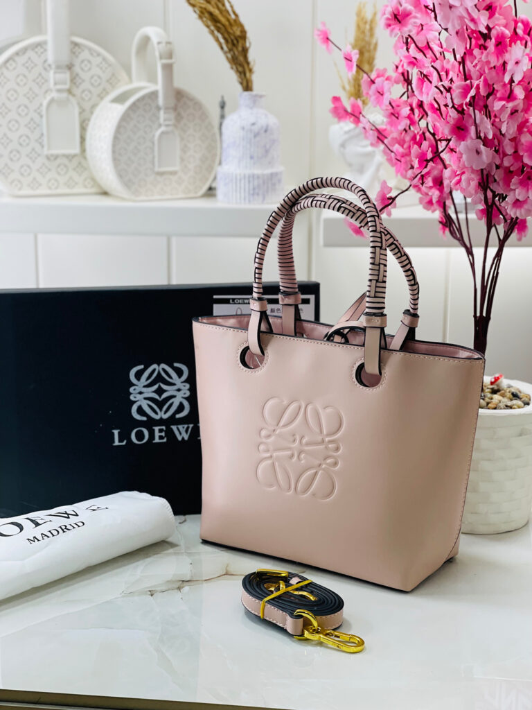 شنطة من Loewe قاعدة 25 سم مع بوكس - لون زهري