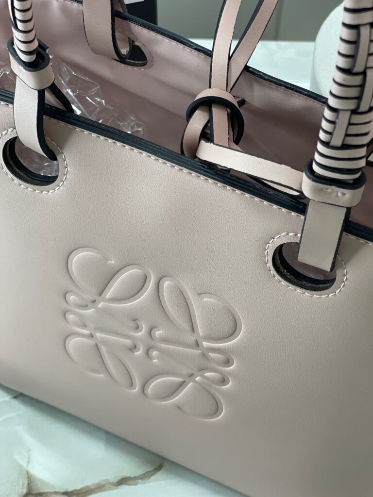 شنطة من Loewe قاعدة 25 سم مع بوكس - لون زهري