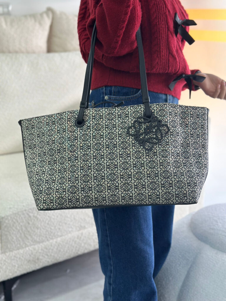 شنطة من Loewe حجم كبير