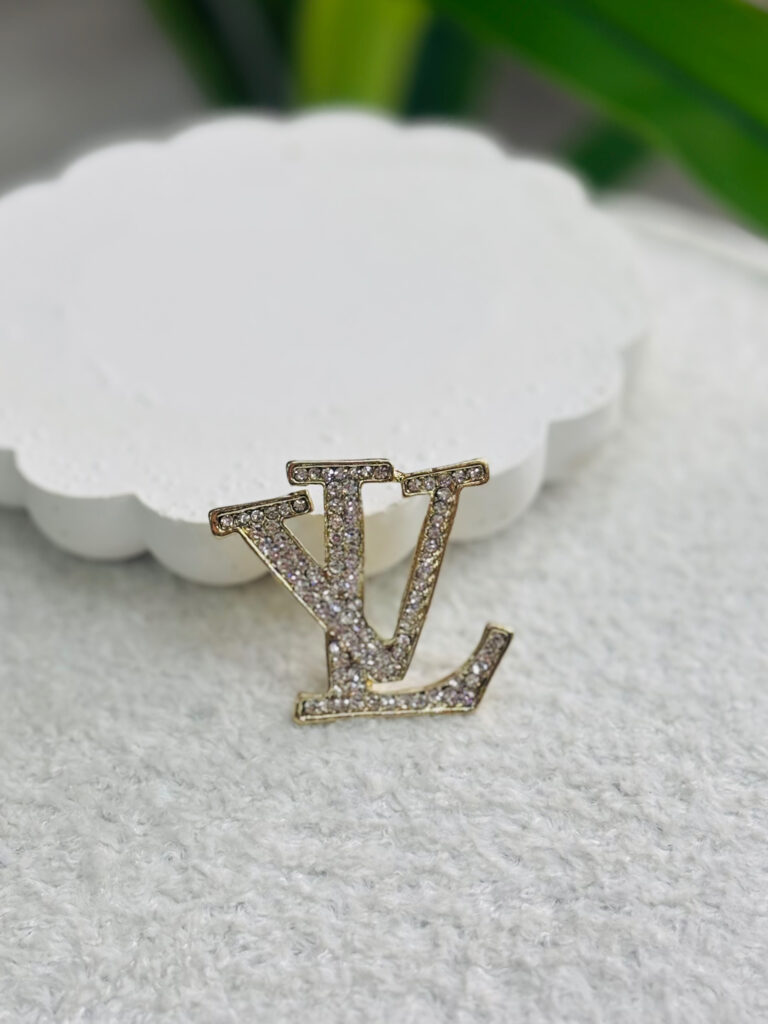بروش Lv
