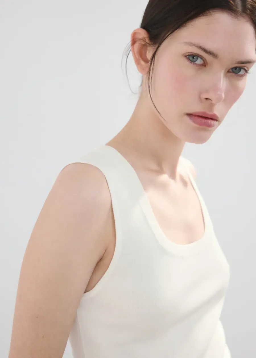 Round-neck knitted top