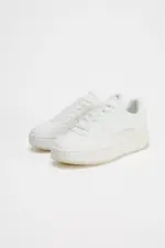Monochrome trainers. Lace-up fastening.