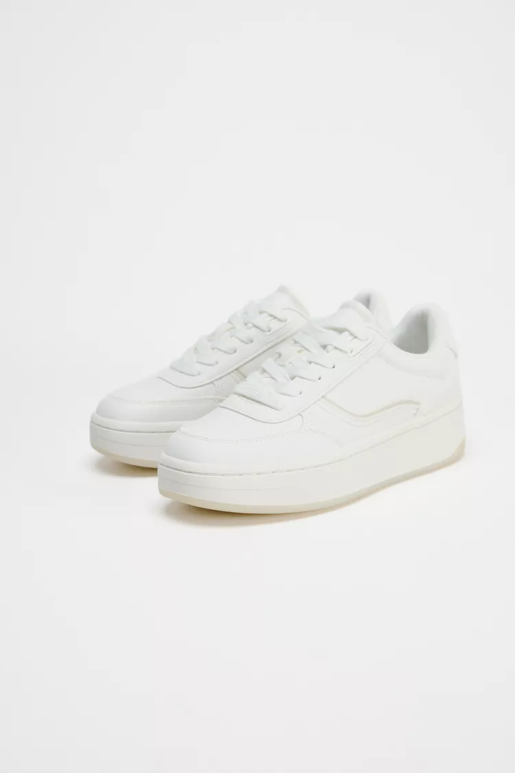 Monochrome trainers. Lace-up fastening.