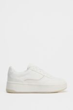 Monochrome trainers. Lace-up fastening.