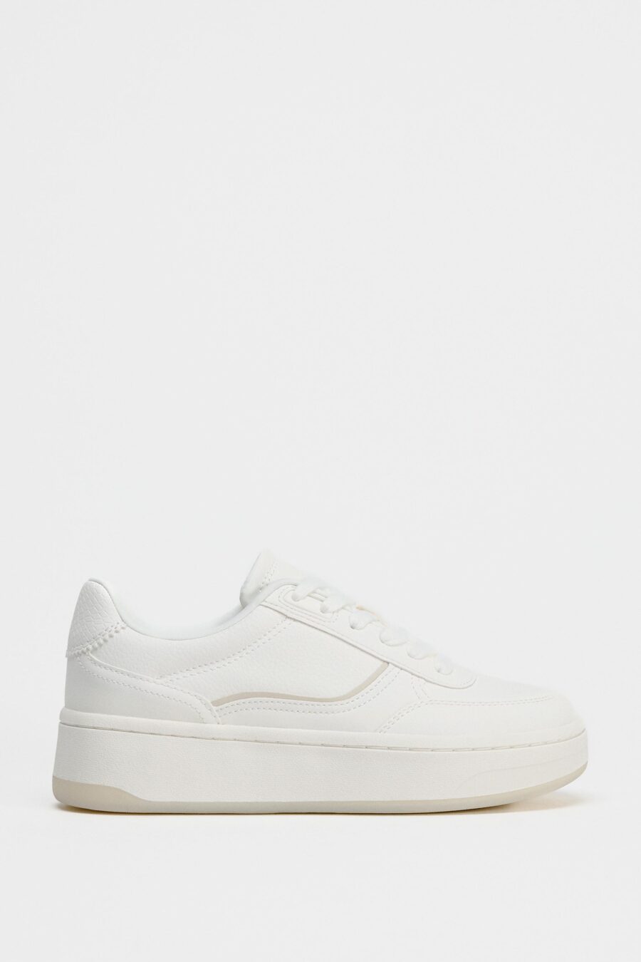 Monochrome trainers. Lace-up fastening.