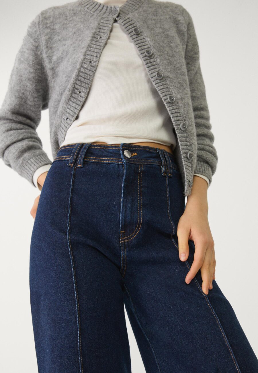 Minimalist jeans with seams