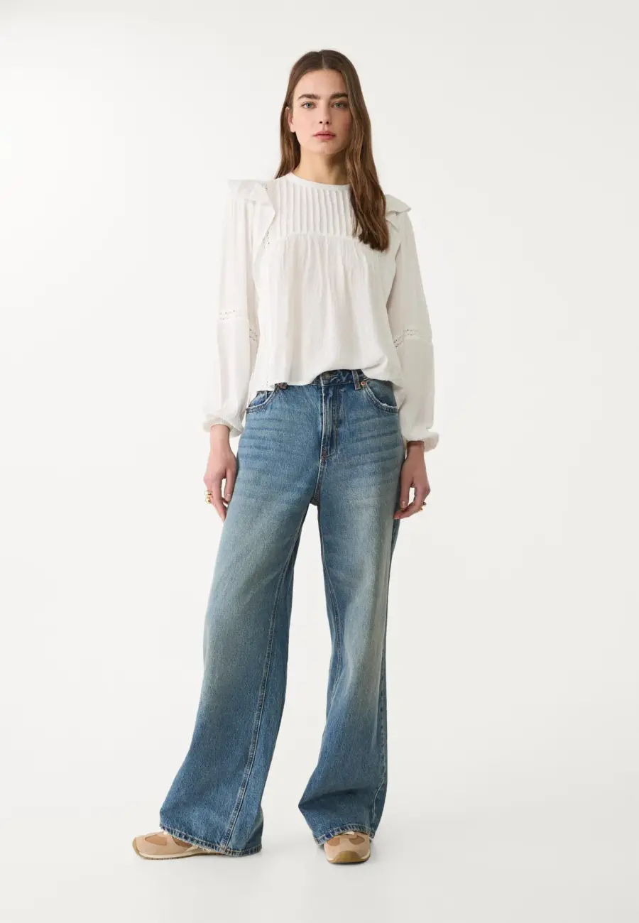 Loose blouse with ruffles