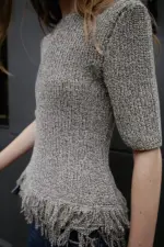 FITTED KNIT TOP WITH FRINGING