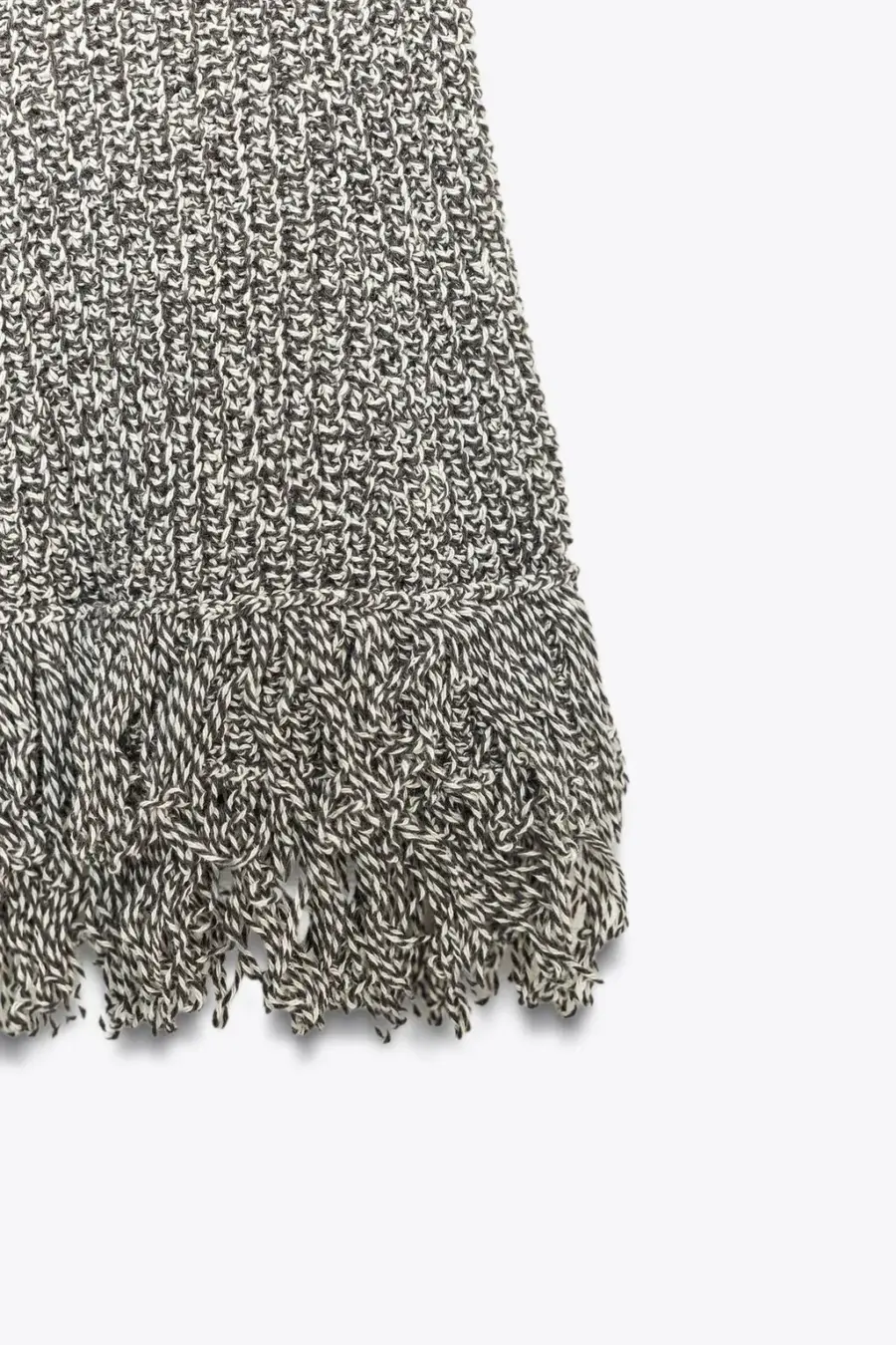 FITTED KNIT TOP WITH FRINGING