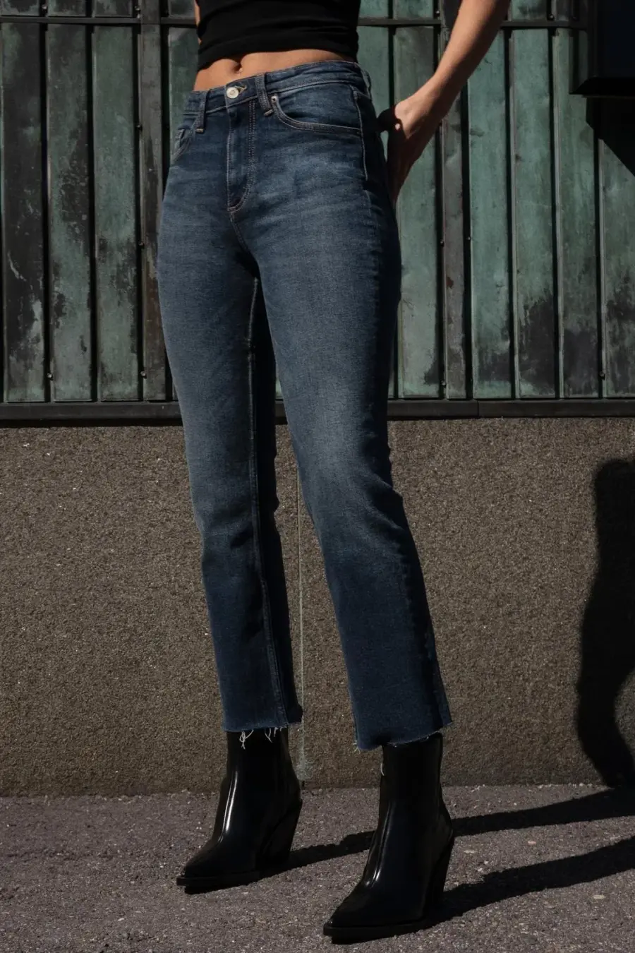 TRF HIGH-WAIST CROPPED FLARE JEANS