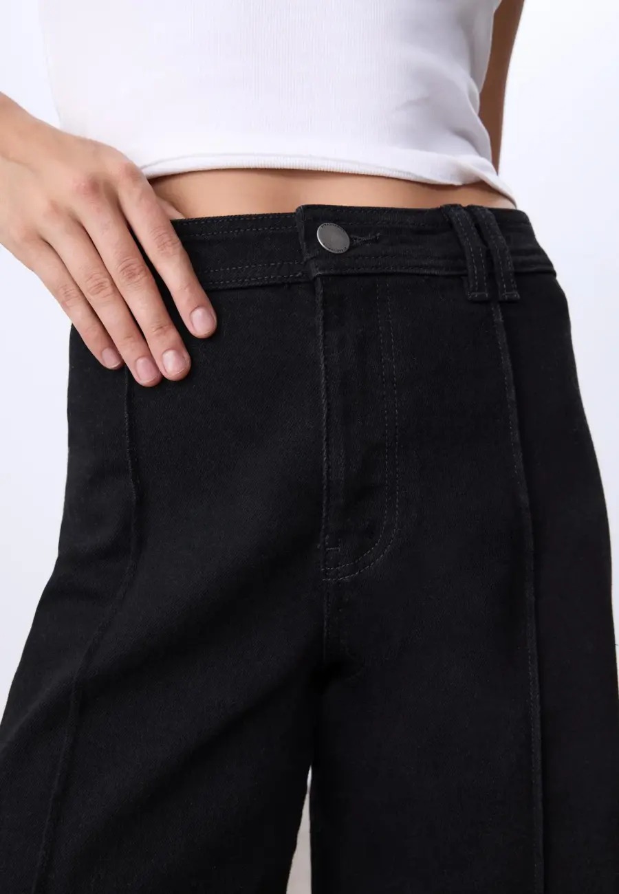 D63 Wide-leg jeans with seams