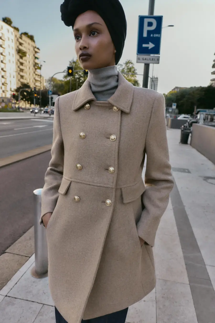 SHORT DOUBLE-BREASTED WOOL COAT