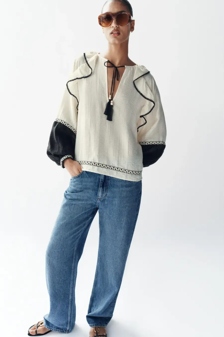 VOLUMINOUS BLOUSE WITH RUFFLES
