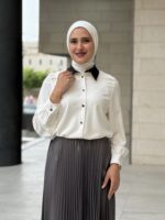 قميص أبيض مع قبة أسود