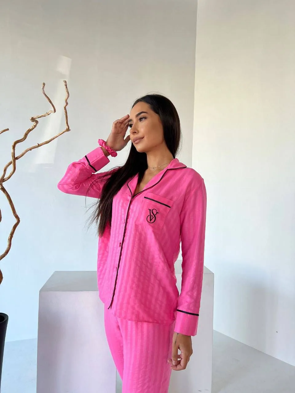 بيجاما فيكتوريا سيكرت فوشي مبزر كم و بنطلون