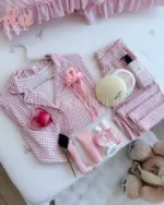 بيجاما كاروهات ابيض و زهري قميص كم و بنطلون