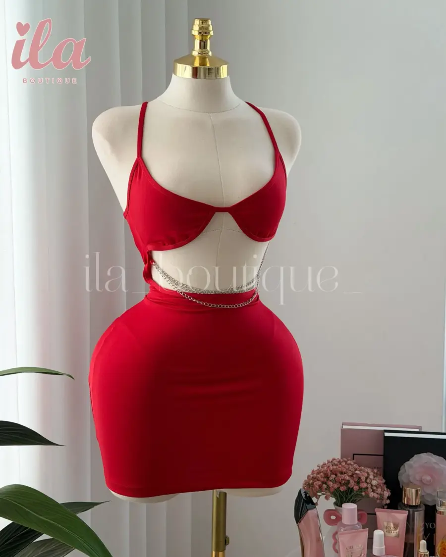 فستان احمر مفتوح من الخصر