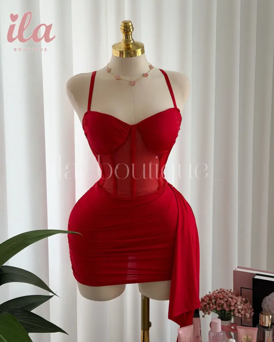فستان احمر فخم مع شاحط قصير لرسم الجسم