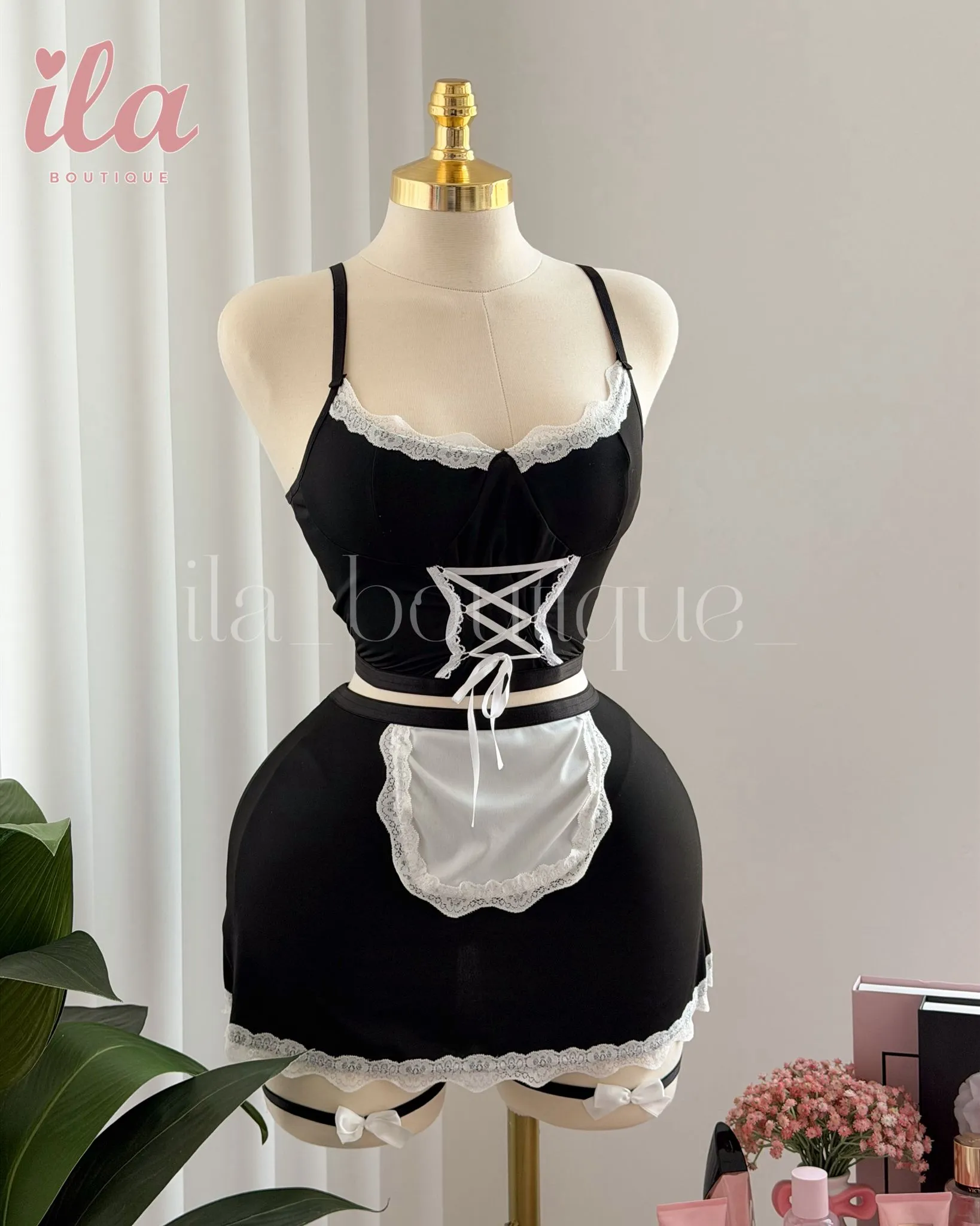 لانجري فانتسي ( خدامة ) توب و تنورة و فيونكة على الفخذ