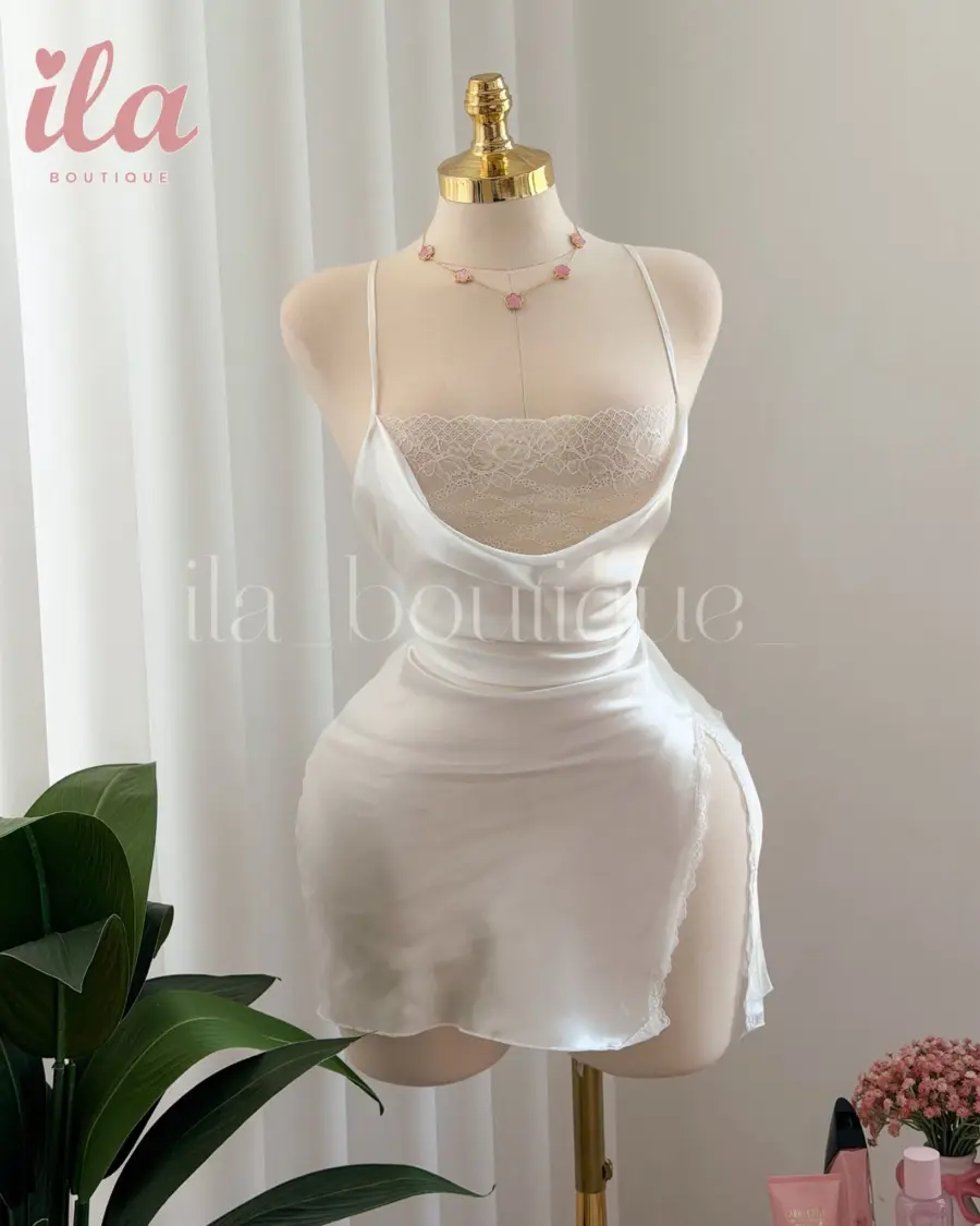 فستان ستان ابيض مع دانتيل على الصدر