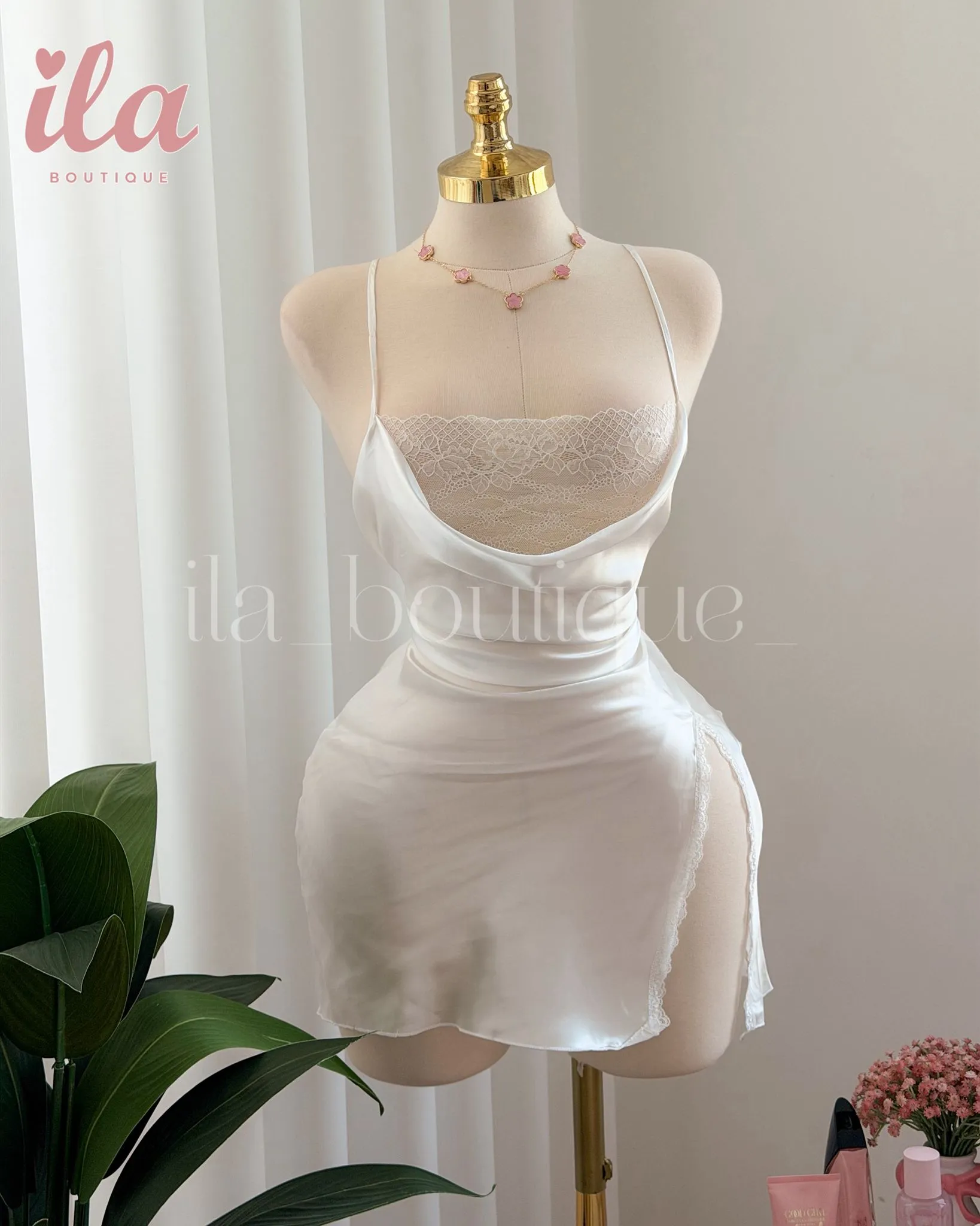 فستان ستان ابيض مع دانتيل على الصدر