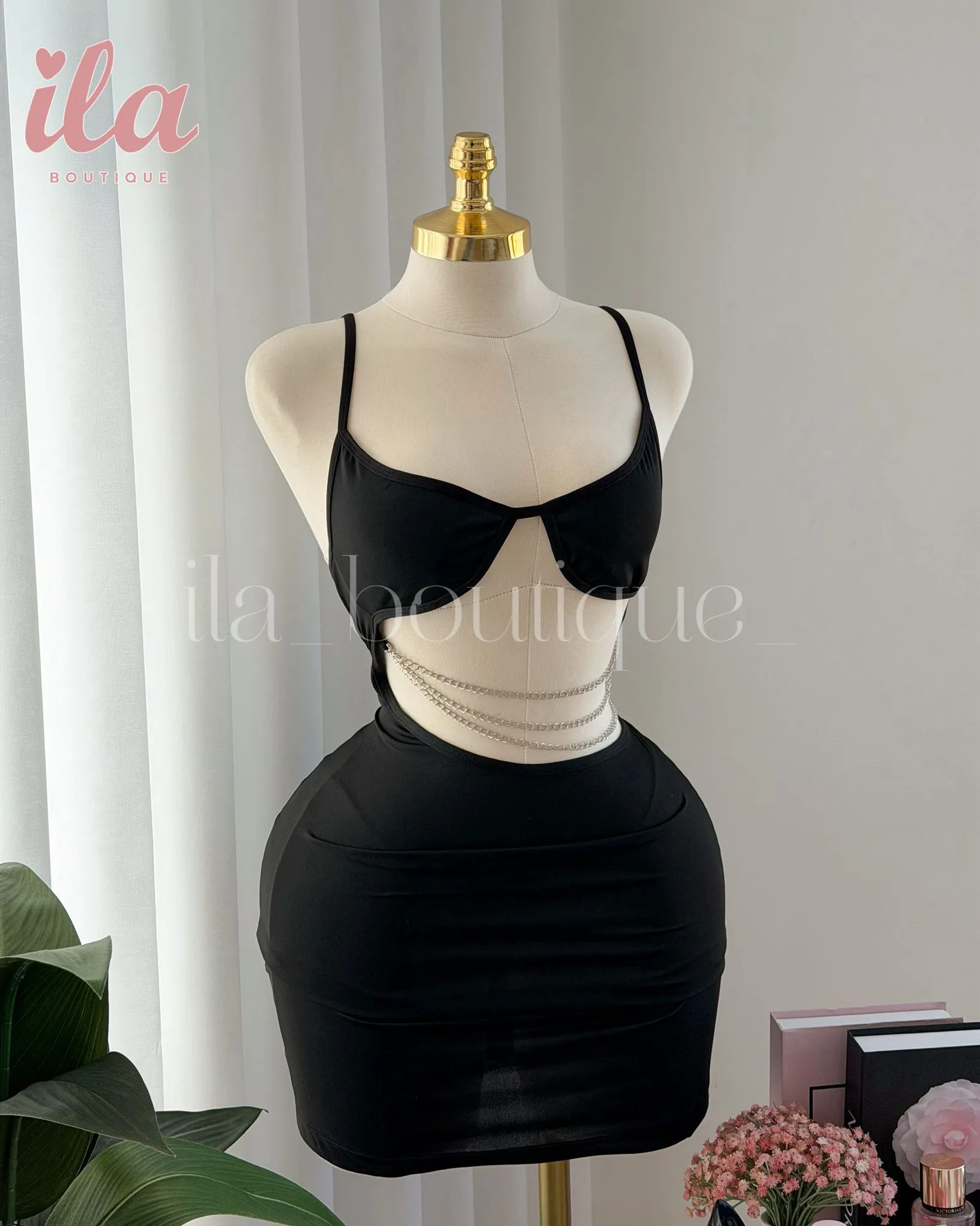 فستان اسود مفتوح من الخصر