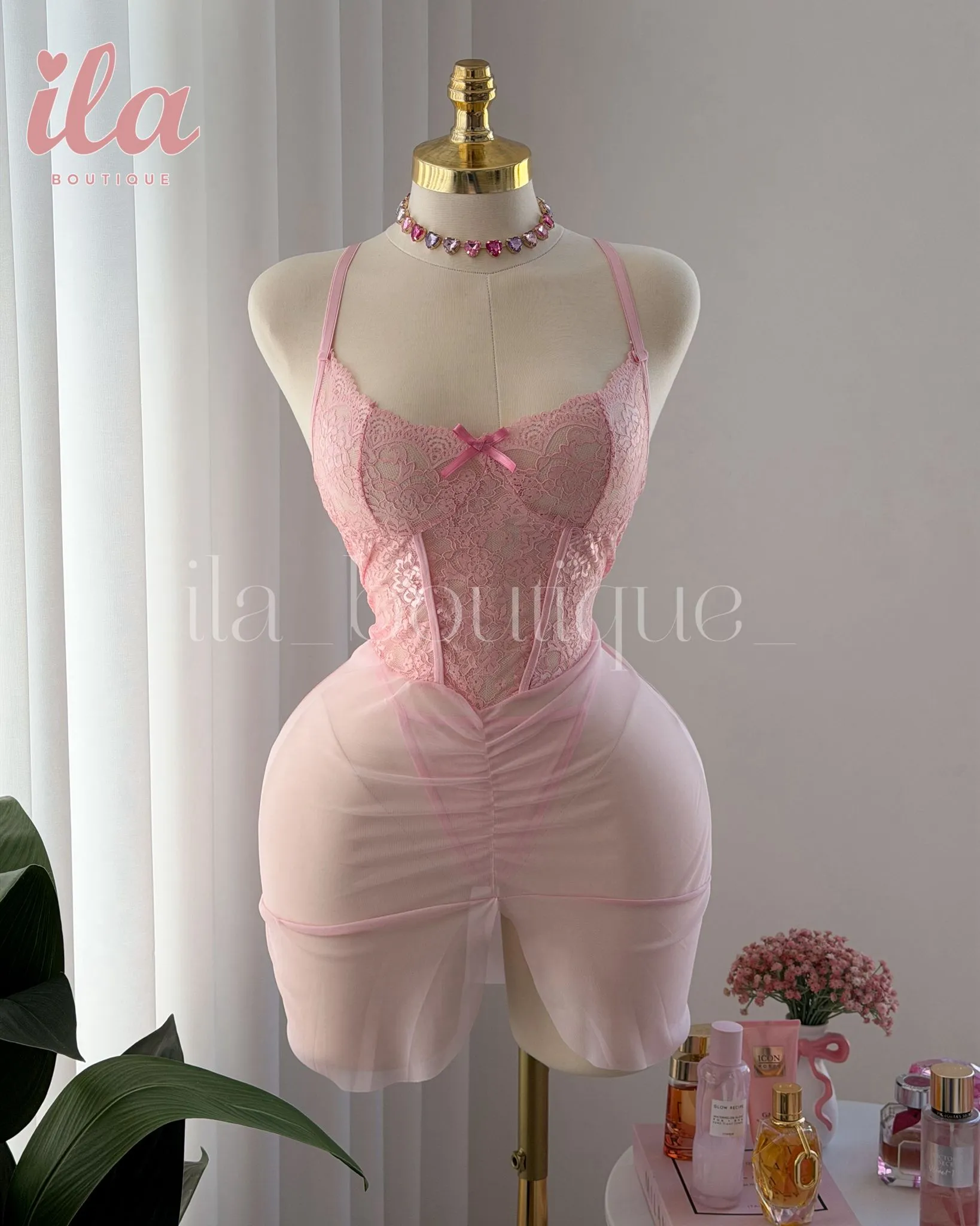 فستان زهري زم قماش تول و دانتيل على قد الجسم