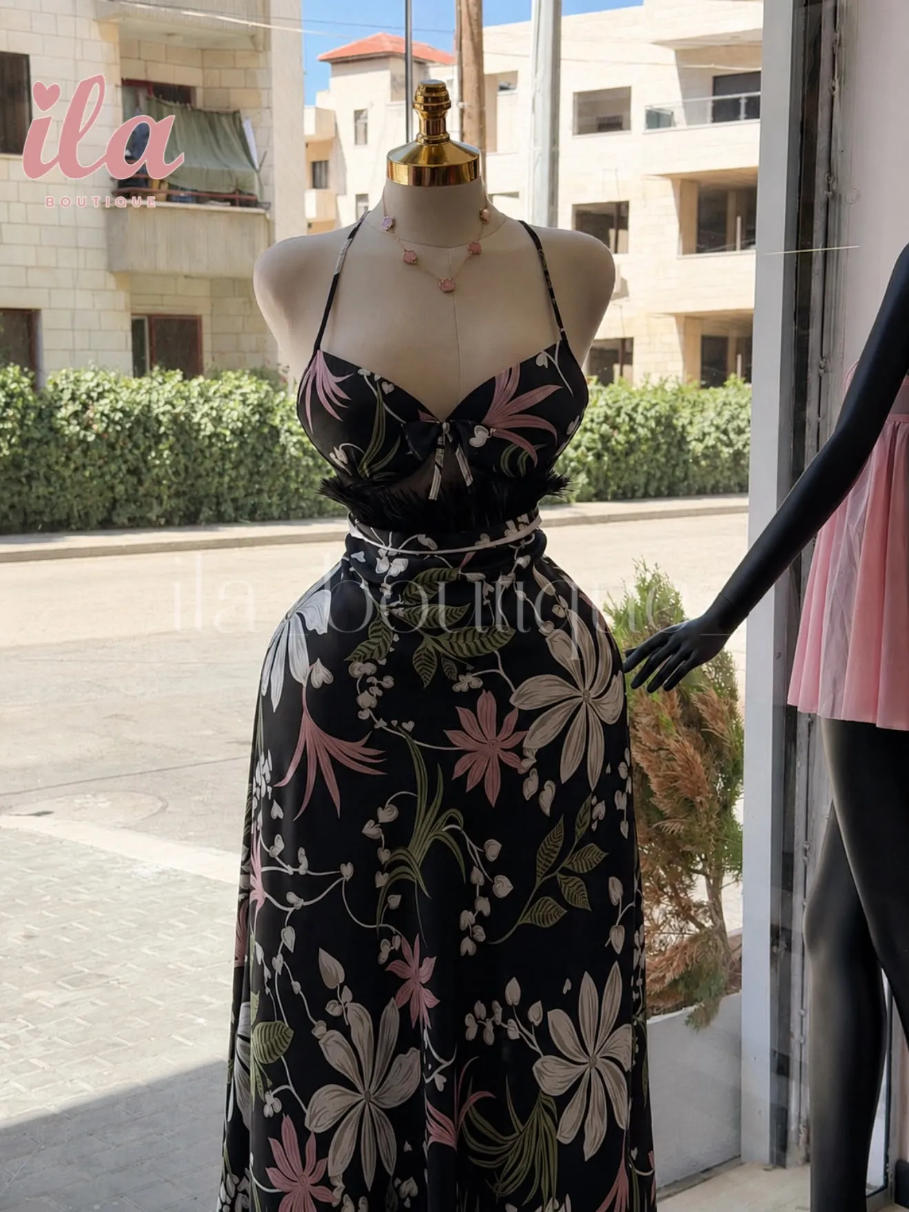 فستان اسود ستان ثقيل مورد مع ريش
