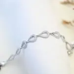 أسوارة  بتصميم دمعة مع زركون أبيض لون فضي FJ