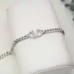 سوار سلسلة من فالنتينو غارافاني يحمل شعار V