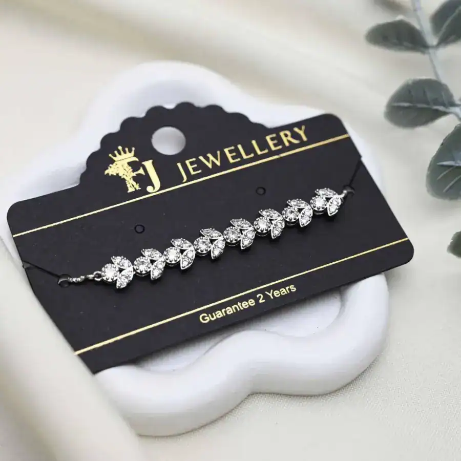 سوار فضي اللون مرصع بأحجار زركونيا مكعبة