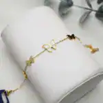 سوار سلسلة ذهبي اللون مزين بثلاث حُلي على شكل فراشات