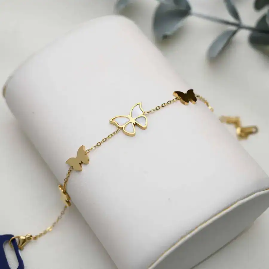 سوار سلسلة ذهبي اللون مزين بثلاث حُلي على شكل فراشات