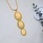 عقد من الذهب على شكل عملة معدنية بثلاث قلادات بيضاوية.