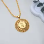 عقد ذهبي بقلادة دائرية كبيرة بتصميم بارز مفصّل في المنتصف وحافة دقيقة بنمط زخرفي دقيق