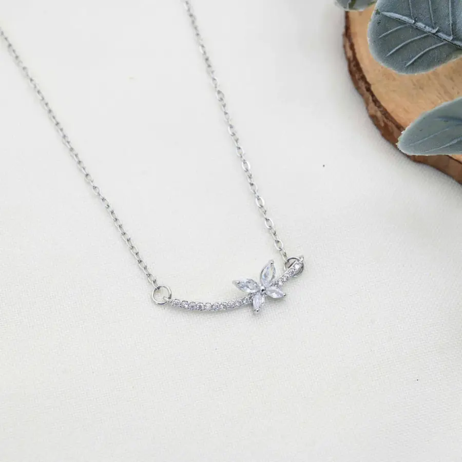 قلادة على شكل فراشة مبتسمة