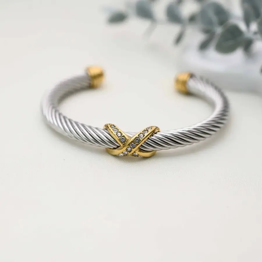 سوار مفتوح من الفولاذ المقاوم للصدأ على شكل حرف X